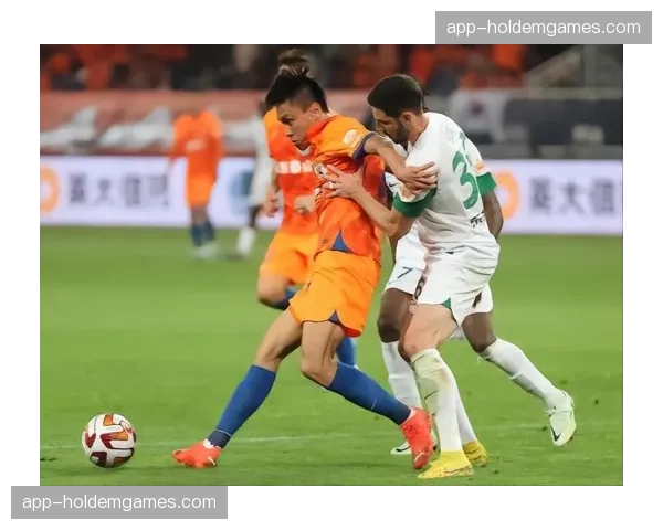 战术分析：山东泰山高位逼抢战术失效，中场控制力下降成隐患。